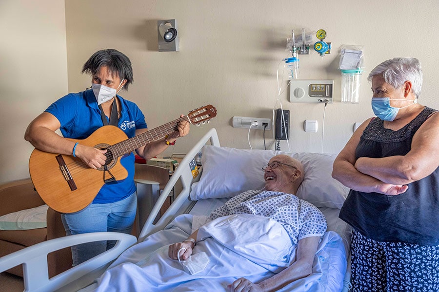 “El aplauso de un enfermo es el más caluroso”. Entrevista a Elena Macías, música de la Fundación en informativos Antena 3