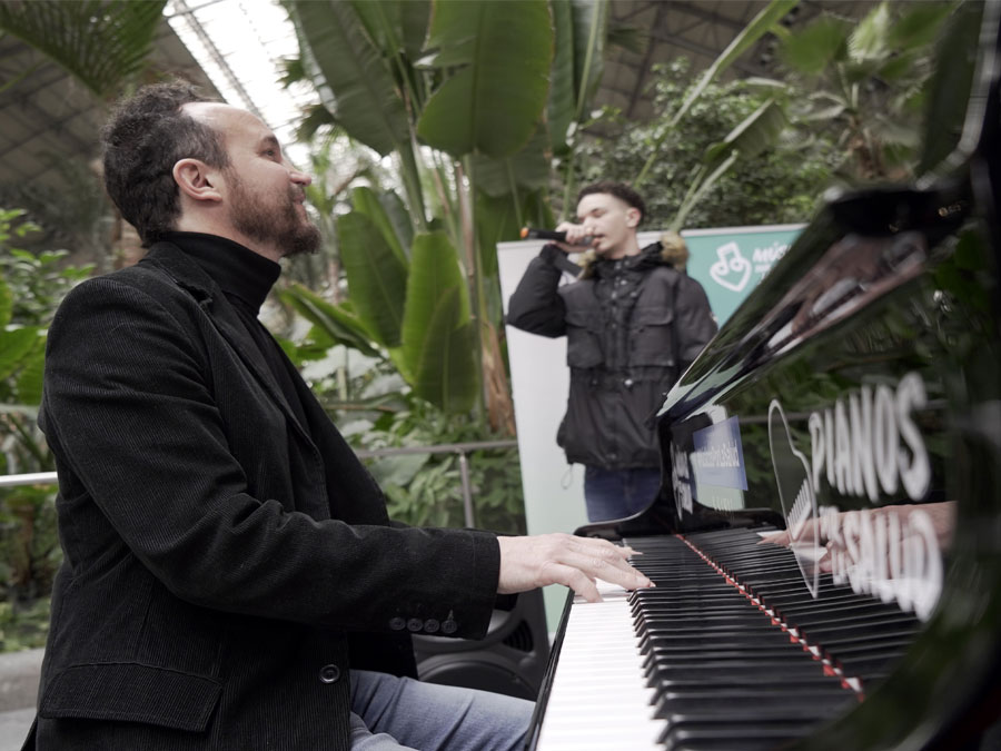La Fundación Músicos por la Salud instala un piano de cola enmarcado en la exposición “Música es Salud” en la estación de Madrid Puerta de Atocha