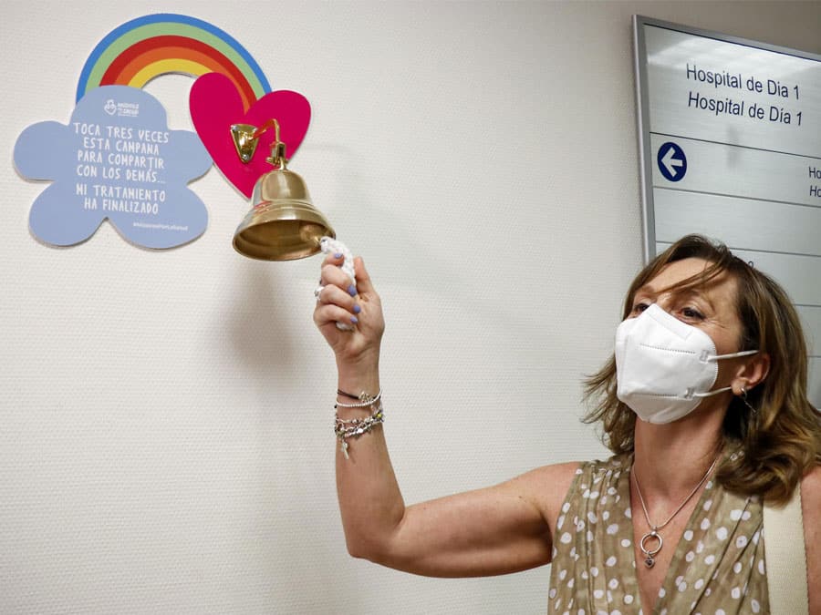 Músicos por la Salud instala dos campanas en el Hospital La Fe para que los pacientes oncológicos puedan celebrar el fin del tratamiento